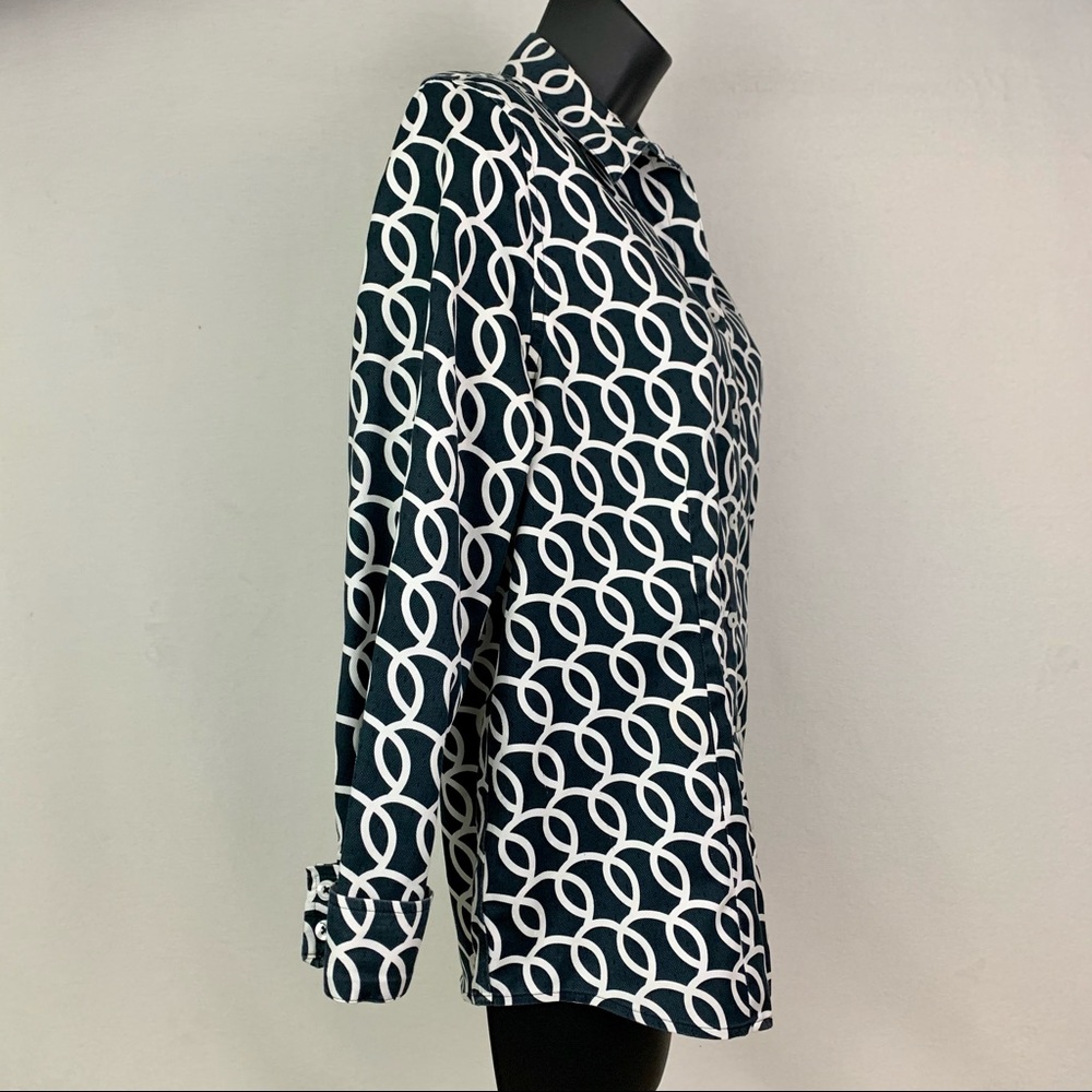CHICO’S No Iron Swirl Pattern Button Down Size 0 - Picture 4 of 10